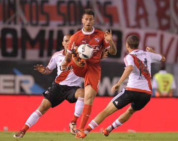 Alario apareció sobre el final y River le ganó el clásico a Independiente