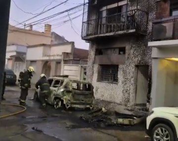 Se incendió un contenedor en Parque Chas: el fuego quemó dos autos y parte de una casa