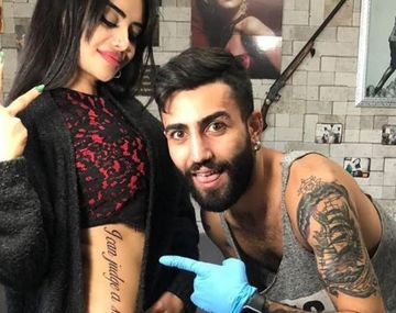 Se hizo un enorme tatuaje en inglés pero un error en la traducción la dejó en ridículo