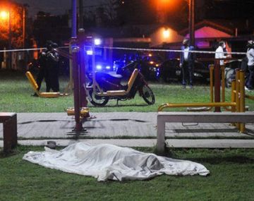 Asesinaron a un joven mientras jugaba con su hijo de 4 años en una plaza
