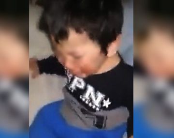 Se filmó dándole una paliza a su hijo de tres años y se lo envió a su ex marido