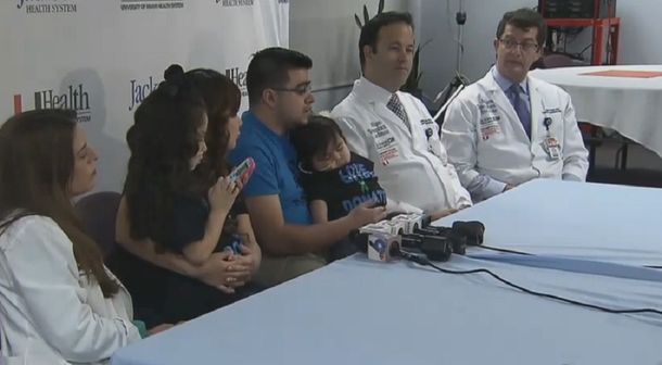 Un nene de un año recibió con éxito ocho órganos en un trasplante maratónico