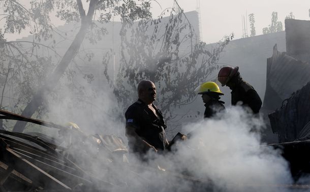 Se incendió una fábrica de plásticos en Longchamps
