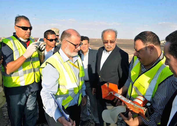 Recuperaron una caja negra y 129 cuerpos del avión ruso derribado en Egipto