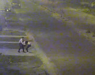 Así agredía un hombre a una mujer en plena calle: fue detenido