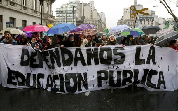 La comunidad universitaria volvió a salir a las calles para exigir mejores salarios y financiamiento