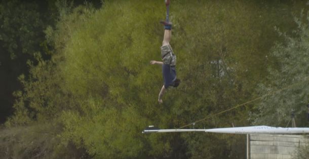 Marca un récord Guinness por tirarse de 73 metros y mojar una galletita en una taza de té