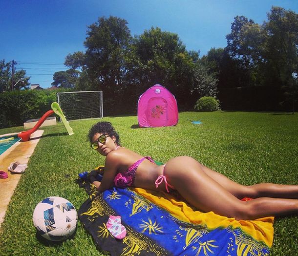 Kate Rodríguez juega al fútbol en bikini