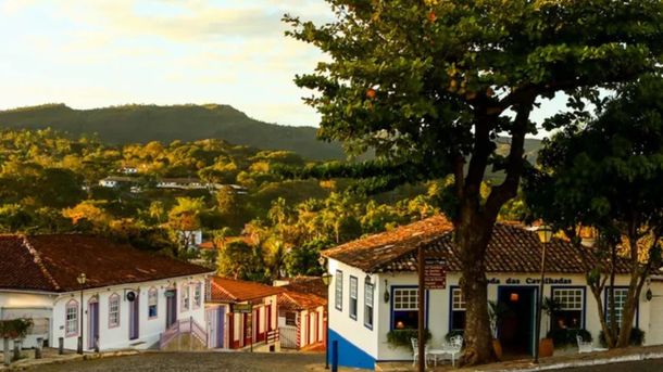 Pirenópolis está ubicado en una zona montañosa. Pirenópolis está ubicado en una zona montañosa.
