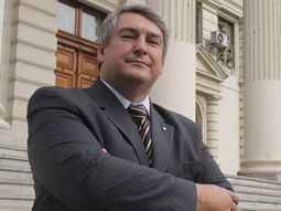 policias municipales: el massismo denuncia que hubo una banelco naranja
