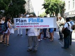 En medio de una tensa paritaria, docentes se movilizan