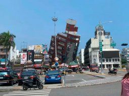 terremoto en taiwan: el impactante momento en que se derrumba un edificio
