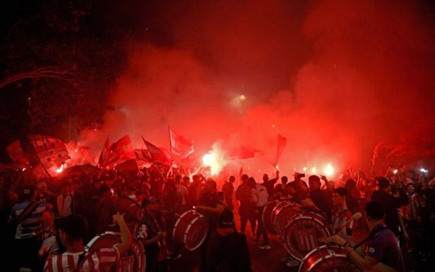 Video: hinchas de Estudiantes tiraron fuegos artificiales en la concentración de Flamengo
