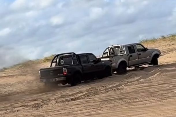 Insólito choque de camionetas en Pinamar: el video del momento