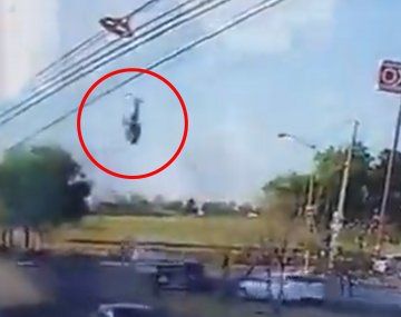 VIDEO: Así se desplomó un helicóptero en el que viajaba un funcionario en México