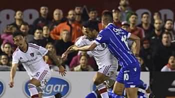 Scocco fue reemplazado por Maxi Rodríguez en el duelo ante el Tomba Scocco fue reemplazado por Maxi Rodríguez en el duelo ante el Tomba