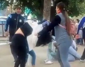 Fiesta por el Mes de las Infancias terminó en descomunal gresca de mujeres