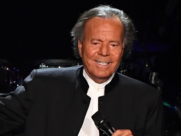 Dos exempleadas de Julio Iglesias lo denunciaron por agresiones sexuales