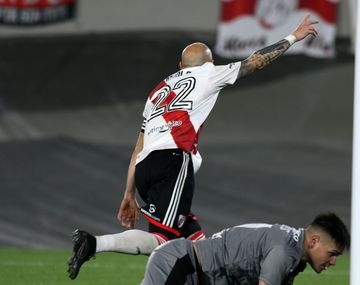 River goleó a Newells y sigue prendido