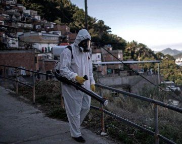 Río de Janeiro decretó toque de queda nocturno y prohibió el comercio en las playas