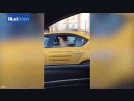 Iba teniendo sexo en el taxi y la grabaron