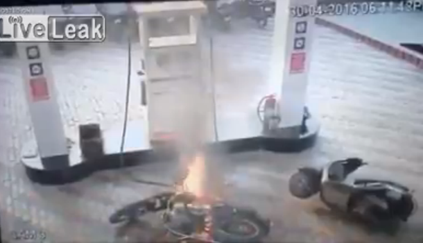 Se prendió fuego una moto mientras le cargaban nafta