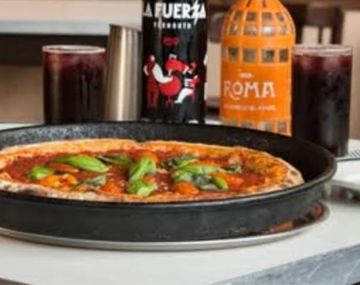 El bodegón centenario de Buenos Aires donde la pizza al molde es única