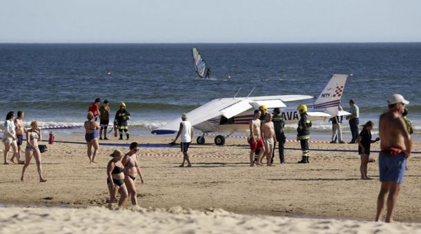 Una avioneta aterrizó de emergencia en una playa y mató a dos personas
