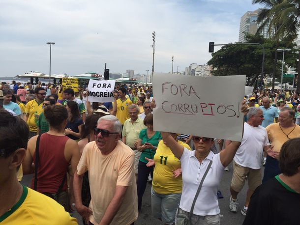 Miles de brasileños protestaron contra Rousseff en Río de Janeiro