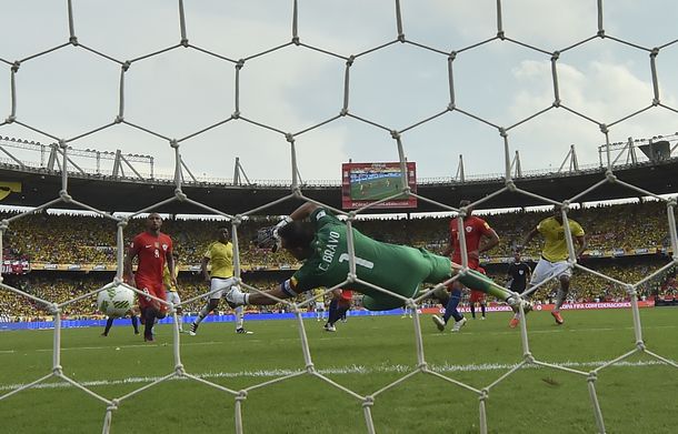 La gran estirada de Claudio Bravo para mantener el arco de Chile en cero