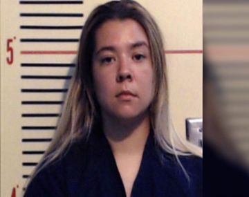 Encerró a sus hijos en el auto y los dejó morir para darles una lección