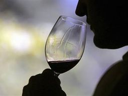 Los beneficios reales que tiene tomar vino