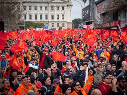 El senador Sebastián Da Silva le pidió al Sunca que no pare la construcción del Hospital del Cerro. El senador Sebastián Da Silva le pidió al Sunca que no pare la construcción del Hospital del Cerro.