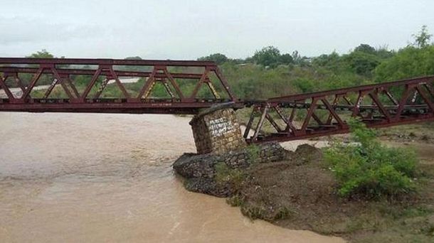 El puente Villa Los Sauces cedió&nbsp;debido a las lluvias intensas que afectan a Salta.