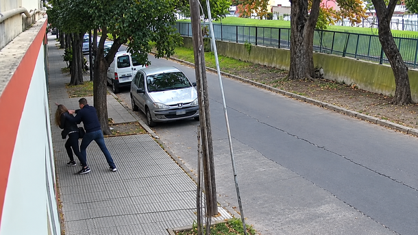 Villa Lugano: le pegó una trompada a una mujer en la calle, escapó y lo atrapó el hermano de la víctima