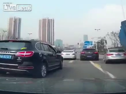 Un camión entierra a un auto con su carga de ladrillos Un camión entierra a un auto con su carga de ladrillos