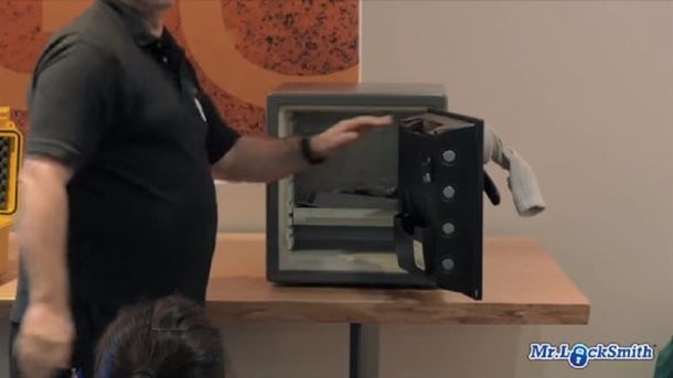 Un cerrajero experto abrió una caja fuerte solamente con una media y un imán