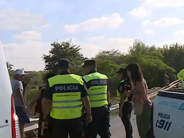 Vecinos que se llevaban carga de un camión volcado en Camino del Buen Ayre increparon a cronista de C5N