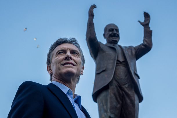 Mauricio Macri con el monumento a Juan Domingo Perón que inauguró en la campaña de 2015
