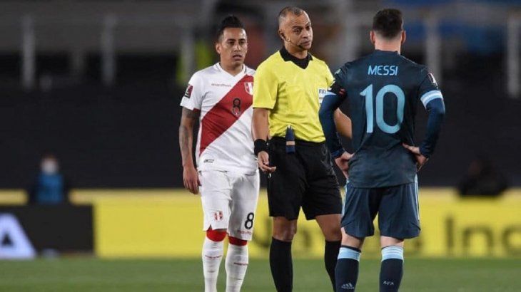 Lionel Messi, lapidario contra el árbitro: Siempre que nos dirige hace lo mismo Lionel Messi, lapidario contra el árbitro: Siempre que nos dirige hace lo mismo