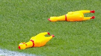 el cotillon de boca: hinchas lanzaron gallinas de goma a los jugadores de river el cotillon de boca: hinchas lanzaron gallinas de goma a los jugadores de river