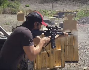VIDEO: Keanu Reeves la rompe practicando tiro para su próxima película