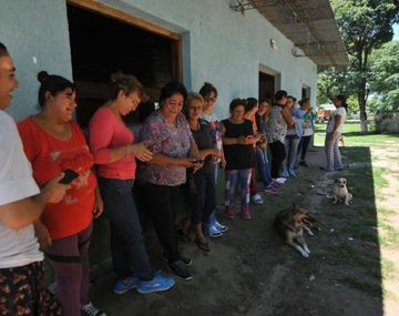 Mujeres esperan para cobrar el sueldo de sus maridos en Rumi Punco