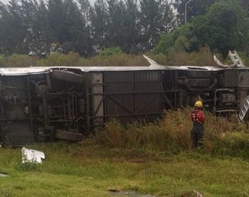 Volcó un colectivo en la autopista de Rosario a Santa Fe: una mujer sufrió heridas graves