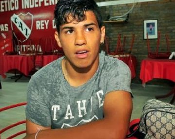 El hermano del Kun jugará en la filial del Cadiz