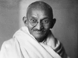 En 1948 un fanático asesina al líder político-religioso Mahatma Gandhi. En 1948 un fanático asesina al líder político-religioso Mahatma Gandhi.