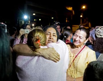 María Pérez, una de las detenidas en 2014, abraza a sus familiares luego de su liberación