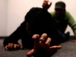 Una madre denunció que un hombre intentó subirla a su auto por la fuerza en Comodoro Rivadavia. Una madre denunció que un hombre intentó subirla a su auto por la fuerza en Comodoro Rivadavia.