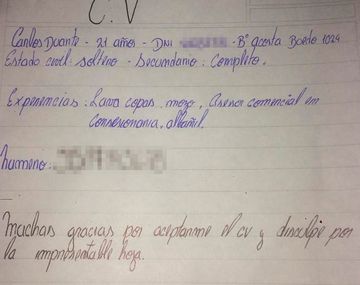 Recibió un CV escrito a mano e inició una campaña para encontrarle trabajo