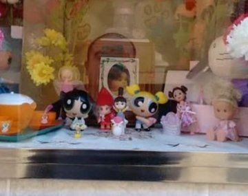 El desesperado pedido de una madre en San Juan: rompieron el nicho de su hijita fallecida y le robaron los juguetes